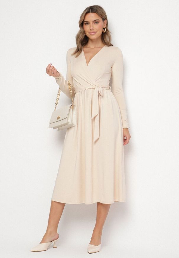 Born2be - Jasnobeżowa Sukienka Kopertowa z Wiskozą Wiązana w Talii Drestalia. Okazja: na co dzień. Typ kołnierza: dekolt w kształcie V. Kolor: beżowy. Materiał: wiskoza. Długość rękawa: długi rękaw. Typ sukienki: kopertowe. Styl: casual, klasyczny