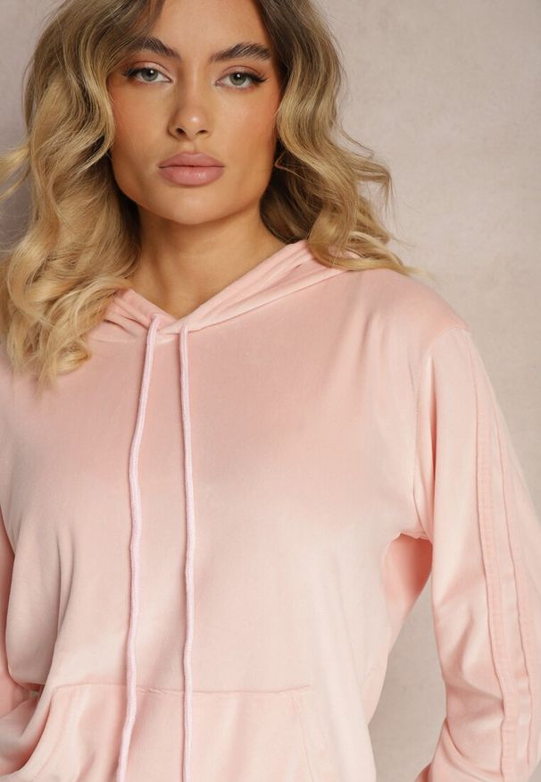 Renee - Jasnoróżowy Komplet Dresowy o Welurowym Wykończeniu Tandrea. Kolor: różowy. Materiał: dresówka, welur