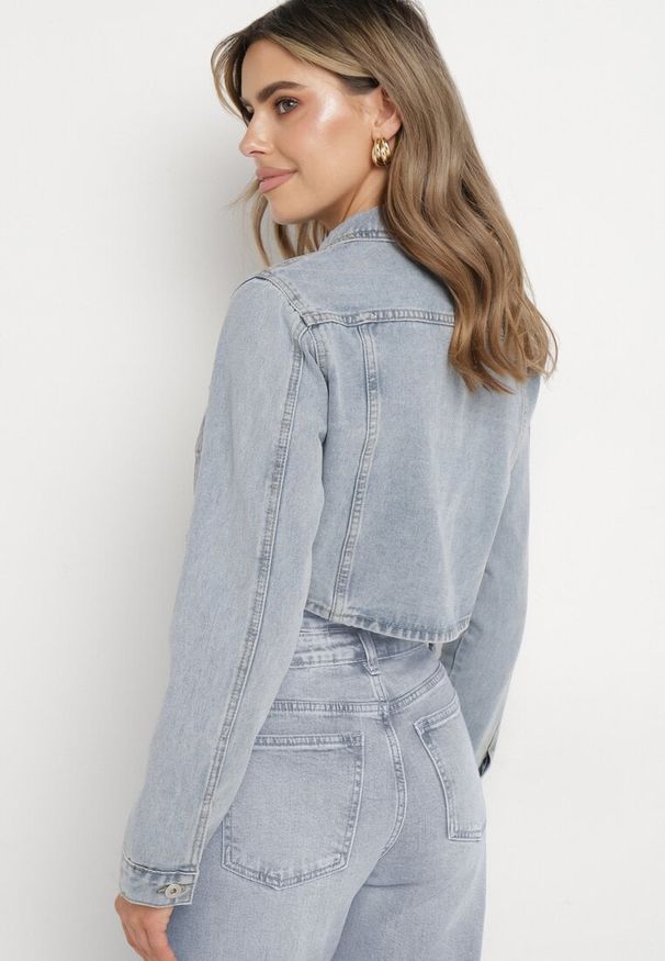 Born2be - Niebieska Kurtka Jeansowa Zapinana na Guziki z Kieszeniami Alldays. Okazja: na co dzień, na randkę. Kolor: niebieski. Materiał: jeans. Długość rękawa: długi rękaw. Długość: krótkie. Styl: elegancki, casual