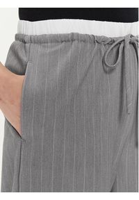 only - ONLY Spodnie materiałowe Tille 15339242 Szary Straight Fit. Kolor: szary. Materiał: syntetyk