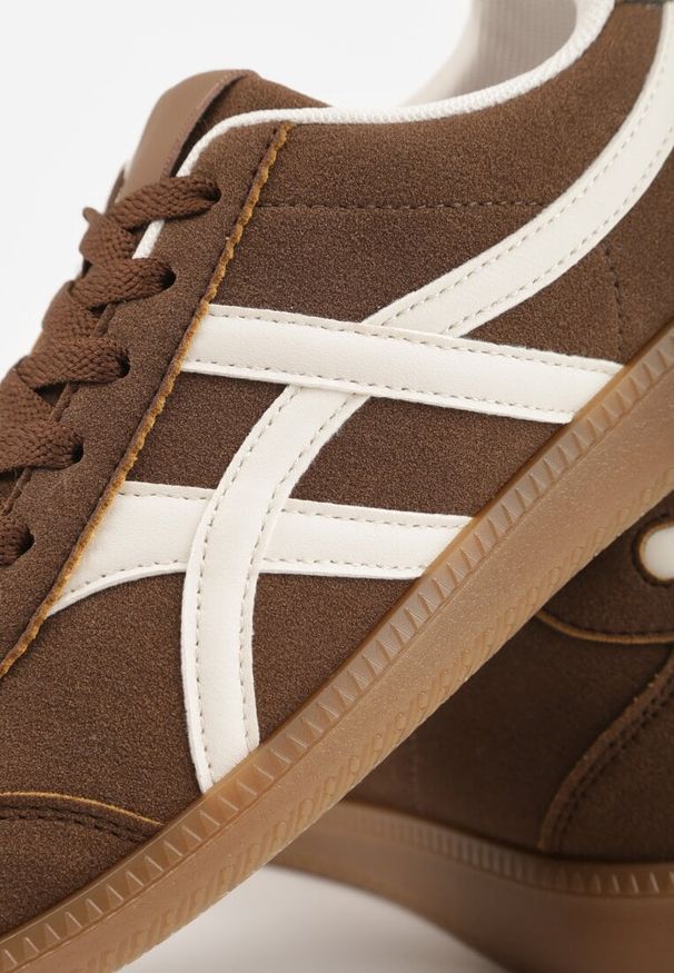 Renee - Brązowe Sneakersy w Stylu Tenisówek Ozdobione Geometrycznymi Paskami Zitora. Okazja: na co dzień. Zapięcie: pasek. Kolor: brązowy. Wzór: aplikacja, geometria