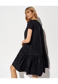 MONCLER - Czarna sukienka z falbanką. Kolor: czarny. Materiał: materiał. Długość: mini