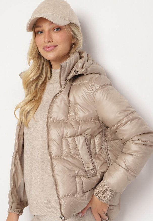 Born2be - Ciemnobeżowa Pikowana Kurtka z Odpinanym Kapturem Wydłużonym Tyłem i Ściągaczami Zinonia. Okazja: na co dzień. Kolor: beżowy. Materiał: jeans, wełna, skóra. Sezon: zima, jesień. Styl: elegancki, casual