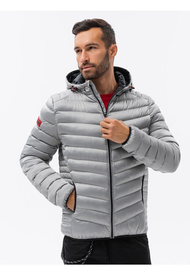 Ombre Clothing - Sportowa pikowana męska kurtka o satynowym wykończeniu – szara V17 - Rozmiar: XL. Okazja: na co dzień. Typ kołnierza: kołnierzyk stójkowy. Kolor: szary. Materiał: satyna. Długość: długie. Wzór: aplikacja. Styl: sportowy