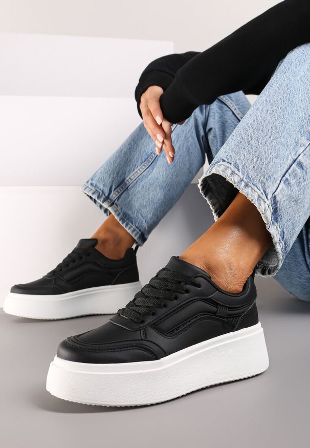 Renee - Czarne Casualowe Sneakersy na Płaskiej Podeszwie Ozdobione Paskami Vlivana. Okazja: na co dzień. Zapięcie: pasek. Kolor: czarny. Materiał: jeans. Wzór: aplikacja. Sezon: lato. Obcas: na płaskiej podeszwie