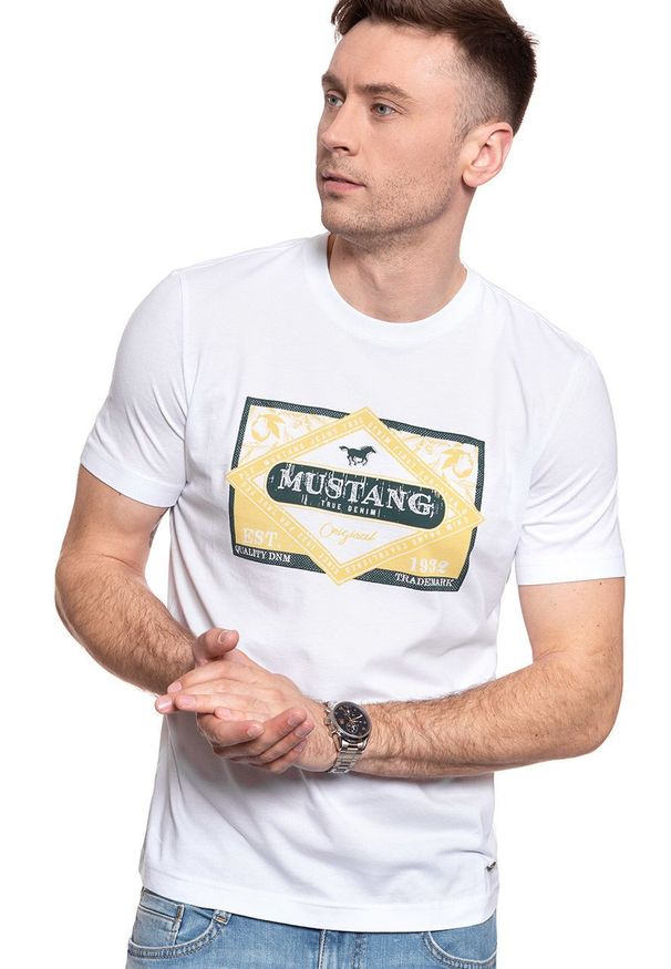 Mustang - MĘSKI T-SHIRT MUSTANG ALEX C PRINT 1009504 2045. Wzór: nadruk