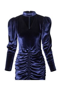 COSEL - Granatowa aksamitna sukienka mini. Okazja: na imprezę. Kolor: niebieski. Materiał: materiał. Długość rękawa: długi rękaw. Wzór: nadruk. Typ sukienki: kopertowe. Styl: klasyczny, wizytowy, elegancki. Długość: mini #7