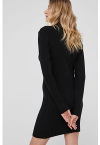 Answear Lab sukienka kolor czarny mini dopasowana. Typ kołnierza: golf. Kolor: czarny. Materiał: dzianina. Długość rękawa: długi rękaw. Wzór: gładki. Typ sukienki: dopasowane. Styl: wakacyjny. Długość: mini #4