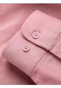 Ombre Clothing - Męska koszula bawełniana REGULAR FIT z kieszenią - różowa V3. Typ kołnierza: kołnierzyk klasyczny. Kolor: różowy. Materiał: bawełna. Długość rękawa: długi rękaw. Długość: długie. Styl: klasyczny