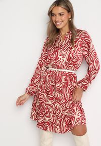 Born2be - Bordowa-Beżowa Sukienka Mini z Falbanką i Abstrakcyjnym Wzorem Ovina. Kolor: czerwony. Długość rękawa: długi rękaw. Długość: mini #3
