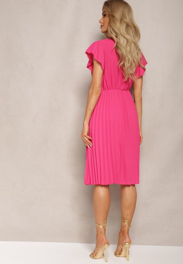 Renee - Ciemnoróżowa Midi Sukienka o Rozkloszowanym Fasonie z Kopertowym Dekoltem i Plisami Axanntia. Kolor: różowy. Typ sukienki: kopertowe. Długość: midi