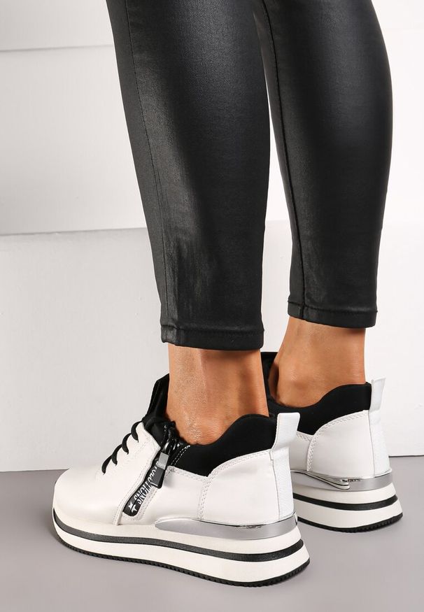 Renee - Biało-Czarne Sznurowane Sneakersy na Niskiej Platformie z Ozdobnym Suwakiem Alirapa. Nosek buta: okrągły. Zapięcie: sznurówki. Kolor: biały. Materiał: materiał. Obcas: na platformie. Wysokość obcasa: niski