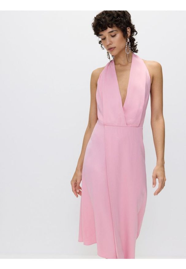 Reserved - Asymetryczna sukienka z odkrytymi plecami - fioletowy. Kolor: fioletowy. Materiał: tkanina, wiskoza. Typ sukienki: asymetryczne
