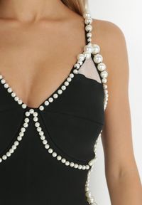 Born2be - Czarna Sukienka Dopasowana z Perłami Aset. Typ kołnierza: dekolt w kształcie V. Kolor: czarny. Długość rękawa: na ramiączkach. Wzór: aplikacja #5