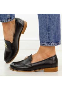 POTOCKI - Czarne skórzane mokasyny damskie Potocki 19382. Okazja: na co dzień. Nosek buta: okrągły. Kolor: czarny. Szerokość cholewki: normalna. Wzór: aplikacja. Materiał: skóra. Sezon: wiosna, jesień, lato. Obcas: na obcasie. Styl: casual, elegancki, klasyczny. Wysokość obcasa: niski #1