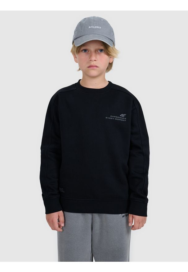 4f - 4F Bluza dresowa nierozpinana bez kaptura chłopięca - czarna 122 (6-7 lat). Okazja: na co dzień. Typ kołnierza: bez kaptura. Kolor: czarny. Materiał: dresówka. Wzór: gładki, ze splotem, napisy. Sezon: lato. Styl: klasyczny, sportowy, casual