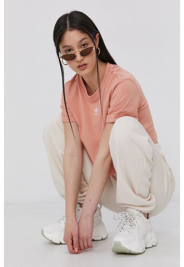 adidas Originals Spodnie damskie kolor beżowy gładkie. Kolor: beżowy. Materiał: dzianina, bawełna. Wzór: gładki