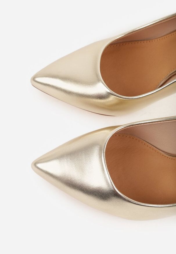 Renee - Jasnozłote Szpilki Vices w Klasycznym Stylu z Wkładką ze Skóry Naturalnej Innaris. Okazja: na spotkanie biznesowe. Nosek buta: szpiczasty. Kolor: złoty. Materiał: skóra. Obcas: na szpilce. Styl: klasyczny. Wysokość obcasa: średni