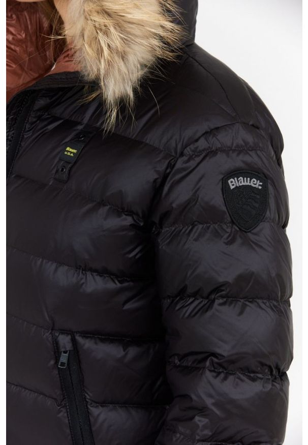 Blauer USA - BLAUER Czarna kurtka puchowa damska z odpinanym futrem jenota. Kolor: czarny. Materiał: futro, puch