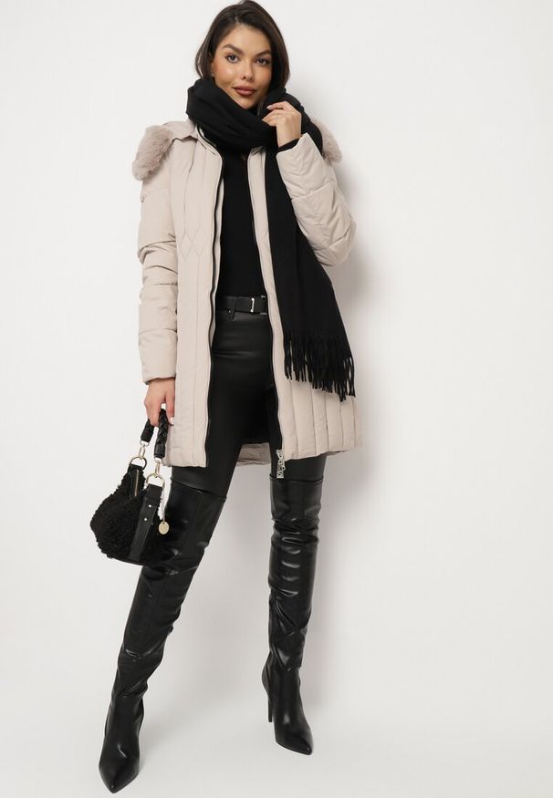 Born2be - Beżowa Kurtka z Pionowymi Pikowanymi Przeszyciami i Kapturem z Futrem Wiązana w Pasie Leoriya. Okazja: na co dzień. Kolor: beżowy. Materiał: futro. Styl: casual