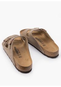 Birkenstock - Klapki męskie BIRKENSTOCK ARIZONA LEOI TABACCO BROWN. Okazja: na co dzień, do pracy, na spacer. Kolor: brązowy. Sport: turystyka piesza #5