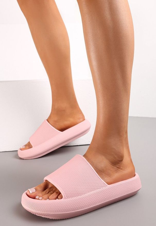 Born2be - Różowe Klapki z Pianki o Minimalistycznym Designie Kaseis. Okazja: na plażę, na co dzień. Kolor: różowy. Styl: sportowy, casual