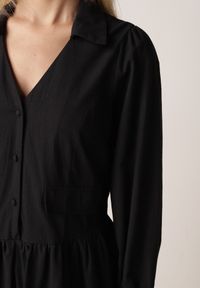 Born2be - Czarna Bawełniano-Wiskozowa Sukienka Koszulowa z Imitacją Kieszeni Biriala. Okazja: na co dzień. Kolor: czarny. Materiał: wiskoza, bawełna. Typ sukienki: koszulowe. Styl: casual, elegancki, klasyczny #7