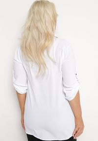 Born2be - Biała Bluzka Koszulowa z Kołnierzykiem i Wsuwaną Kieszonką Tafeta. Kolor: biały. Materiał: jeans. Długość rękawa: długi rękaw. Długość: długie. Styl: klasyczny, elegancki #5