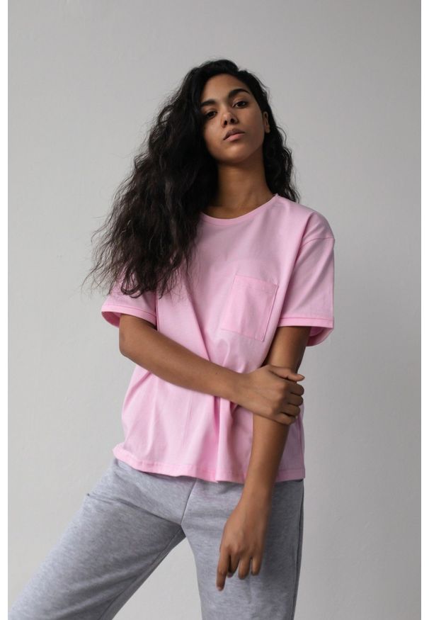 Marsala - T-shirt damski w kolorze jasnorożowym z kieszonką SPLIT BARBIE PINK BY MARSALA. Materiał: jeans, bawełna. Długość rękawa: krótki rękaw. Długość: krótkie