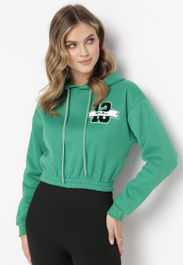 Born2be - Zielona Bluza o Krótkim Fasonie z Kapturem i Ściągaczami oraz Nadrukiem Varel. Typ kołnierza: kaptur. Kolor: zielony. Długość: krótkie. Wzór: nadruk