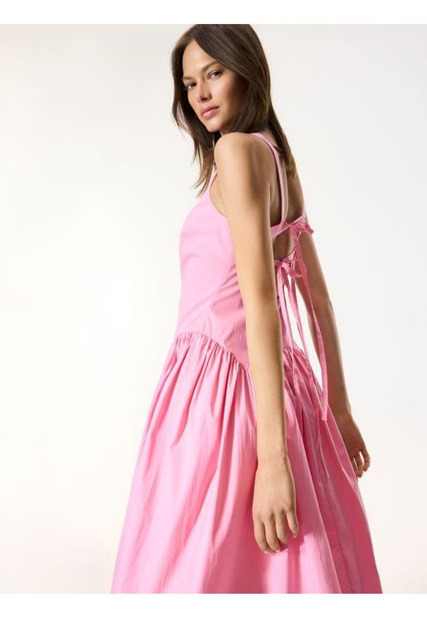 Reserved - Sukienka z ozdobnym wiązaniem - różowy. Kolor: różowy. Materiał: bawełna, tkanina