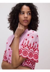 Reserved - Bluzka z ażurowymi detalami - różowy. Kolor: różowy. Materiał: bawełna, tkanina. Wzór: ażurowy
