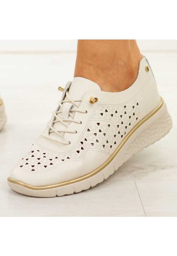 Beżowe skórzane ażurowe półbuty damskie Filippo Dp6714/26. Okazja: na co dzień. Nosek buta: okrągły. Kolor: beżowy. Szerokość cholewki: normalna. Wzór: ażurowy. Materiał: skóra. Sezon: wiosna, lato, jesień. Obcas: na koturnie. Styl: casual