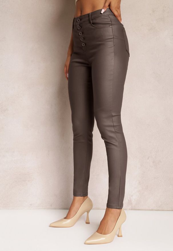 Renee - Brązowe Modelujące Spodnie z Ekoskóry o Fasonie Skinny Caetana. Okazja: na co dzień. Kolor: brązowy. Styl: elegancki, casual