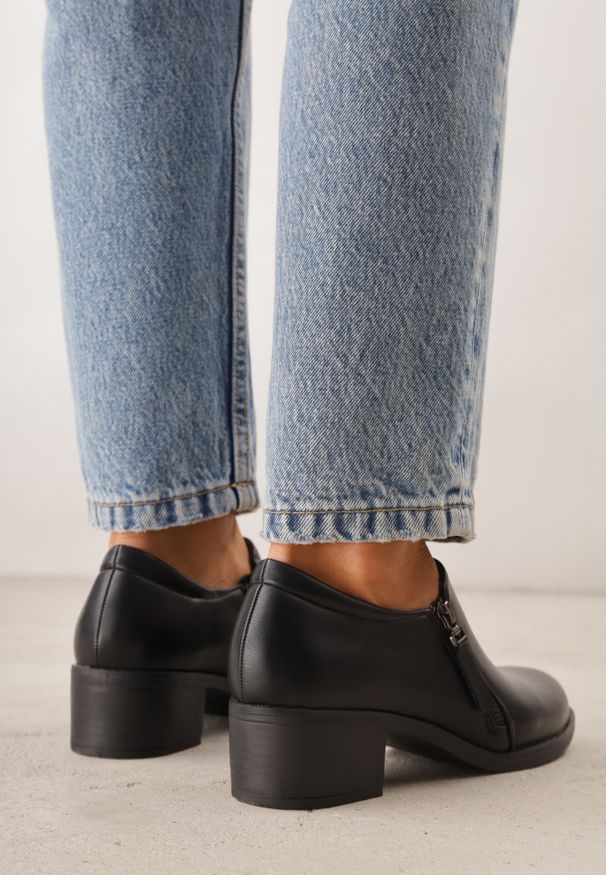 Renee - Czarne Półbuty na Niskim Obcasie z Suwakami Vovella. Okazja: do pracy, na spotkanie biznesowe. Kolor: czarny. Materiał: jeans. Obcas: na obcasie. Styl: elegancki, biznesowy. Wysokość obcasa: niski