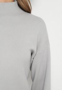 Born2be - Jasnoszara Sweterkowa Sukienka Mini z Gładkiej Dzianiny Narel. Kolor: szary. Materiał: dzianina. Wzór: gładki. Typ sukienki: proste. Długość: mini #5