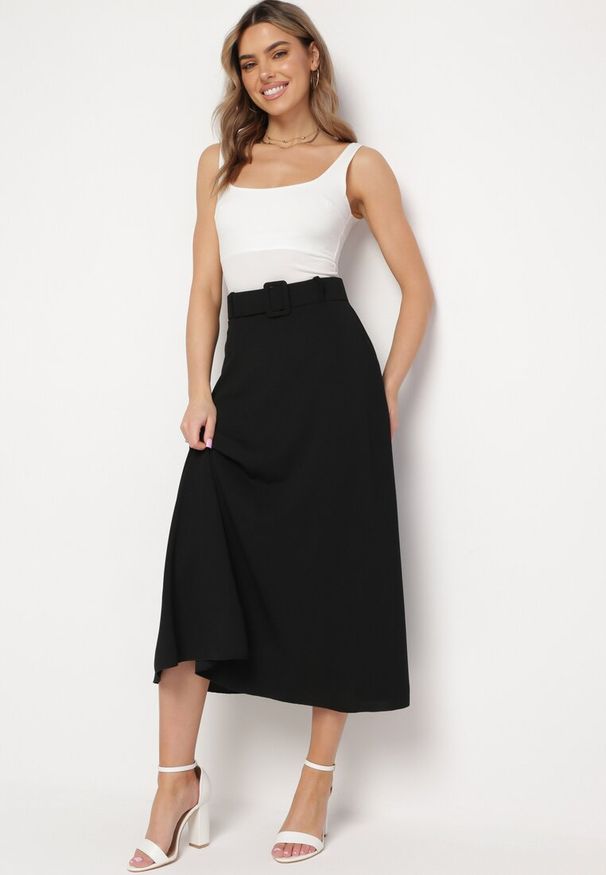 Born2be - Czarna Gładka Spódnica Maxi z Gumką w Pasie i Klamrą Orirsa. Kolor: czarny. Wzór: gładki. Styl: elegancki