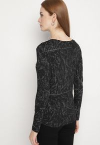 Born2be - Czarna Bluzka Typu Longsleeve z Geometrycznym Wzorem Unila. Okazja: na spotkanie biznesowe, do pracy, na co dzień. Kolor: czarny. Materiał: jeans. Długość rękawa: długi rękaw. Wzór: geometria. Styl: biznesowy, casual
