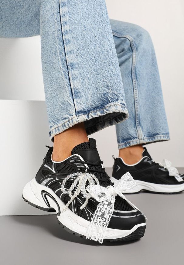 Renee - Czarne Sneakersy z Koralikami Kokardą i Geometrycznym Wzorem Sarivela. Kolor: czarny. Materiał: jeans. Wzór: geometria