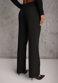 Renee - Czarne Spodnie Garniturowe na Kant VICES Zdobione Zapięciem z Klamrą Azisore. Okazja: na imprezę. Kolor: czarny. Materiał: jedwab, skóra. Wzór: aplikacja #5