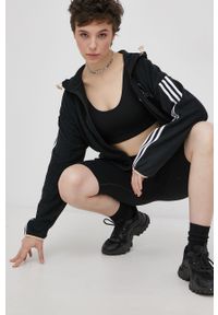 Adidas - adidas Bluza GS1370 damska kolor czarny z kapturem gładka. Okazja: na co dzień. Typ kołnierza: kaptur. Kolor: czarny. Materiał: poliester, tkanina. Wzór: gładki. Styl: casual