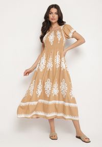 Born2be - Ciemnobeżowa Sukienka o Kroju Hiszpanki Zdobiona Orientalnym Wzorem Aravine. Okazja: na co dzień. Typ kołnierza: dekolt hiszpanka. Kolor: beżowy. Materiał: jeans. Długość rękawa: krótki rękaw. Wzór: aplikacja. Sezon: lato. Styl: casual, elegancki #1