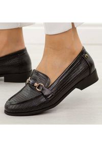 Czarne półbuty damskie M.Daszyński 25113-8. Okazja: na co dzień, na spotkanie biznesowe. Kolor: czarny. Materiał: skóra. Szerokość cholewki: normalna. Sezon: wiosna, jesień. Obcas: na obcasie. Styl: biznesowy, elegancki, casual, klasyczny, wizytowy. Wysokość obcasa: niski #1