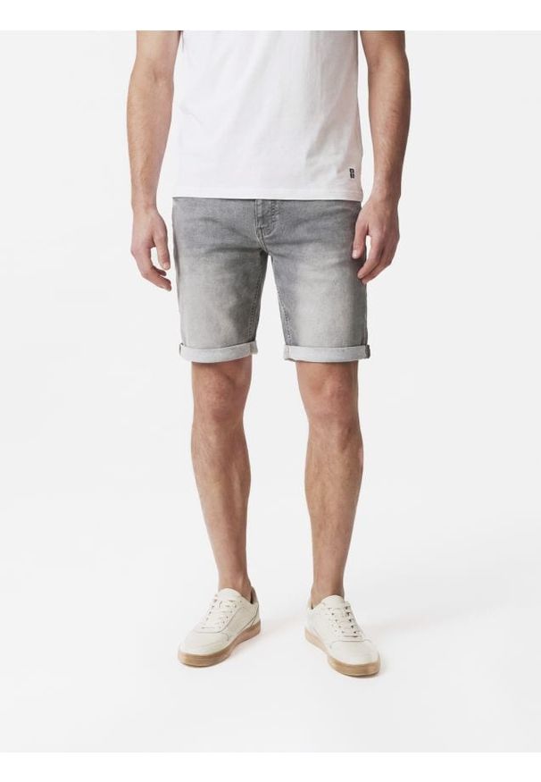 Reserved - Jeansowe szorty slim - jasnoszary. Kolor: szary. Materiał: jeans