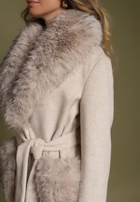 Born2be - Beżowy Płaszcz Wiązany w Talii z Futrzanym Kołnierzem i Kieszeniami Perrie. Okazja: na co dzień. Kolor: beżowy. Materiał: futro. Styl: casual, elegancki #7