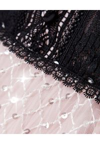 SELF PORTRAIT - Kontrastowa sukienka z koronką. Okazja: na imprezę. Kolor: czarny. Materiał: koronka. Długość rękawa: długi rękaw. Wzór: koronka. Długość: midi #5