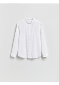 Reserved - Koszula slim fit ze stójką - biały. Typ kołnierza: kołnierzyk stójkowy. Kolor: biały. Materiał: tkanina, włókno #1