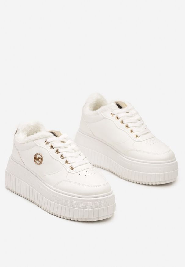 Born2be - Białe Sznurowane Sneakersy na Grubej Tłoczonej Podeszwie z Aplikacją Tilinae. Nosek buta: okrągły. Zapięcie: sznurówki. Kolor: biały. Materiał: jeans. Wzór: aplikacja