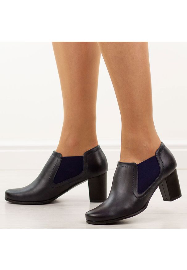Granatowe skórzane Polskie botki damskie na słupku Gregors 553. Kolor: niebieski. Materiał: skóra. Szerokość cholewki: normalna. Obcas: na słupku