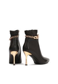 Kazar - Czarne skórzane botki ze złotym obcasem i odpinanym łańcuszkiem na cholewce. Wysokość cholewki: za kostkę. Kolor: czarny. Materiał: skóra. Szerokość cholewki: normalna. Wzór: gładki, aplikacja. Obcas: na obcasie. Wysokość obcasa: średni #2